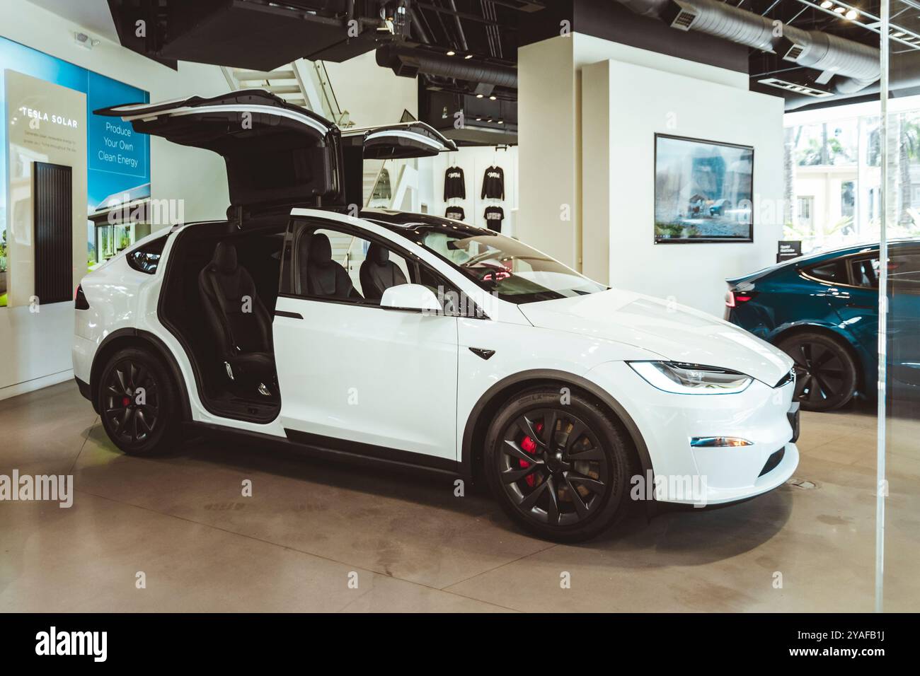 Oahu, Hawaii, États-Unis - 26 février 2024 : vue de l'intérieur du showroom de voitures Tesla situé sur la place du marché international de Waikiki. Banque D'Images