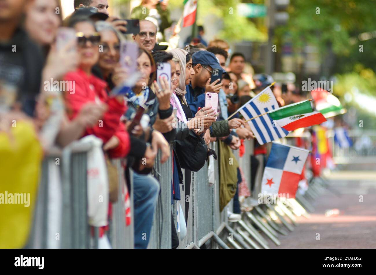 New York, États-Unis. 13 octobre 2024. Des orateurs tenant différents drapeaux lors de la parade hispanique le long de la sixième Avenue à New York. (Photo de Ryan Rahman/Pacific Press) crédit : Pacific Press Media production Corp./Alamy Live News Banque D'Images