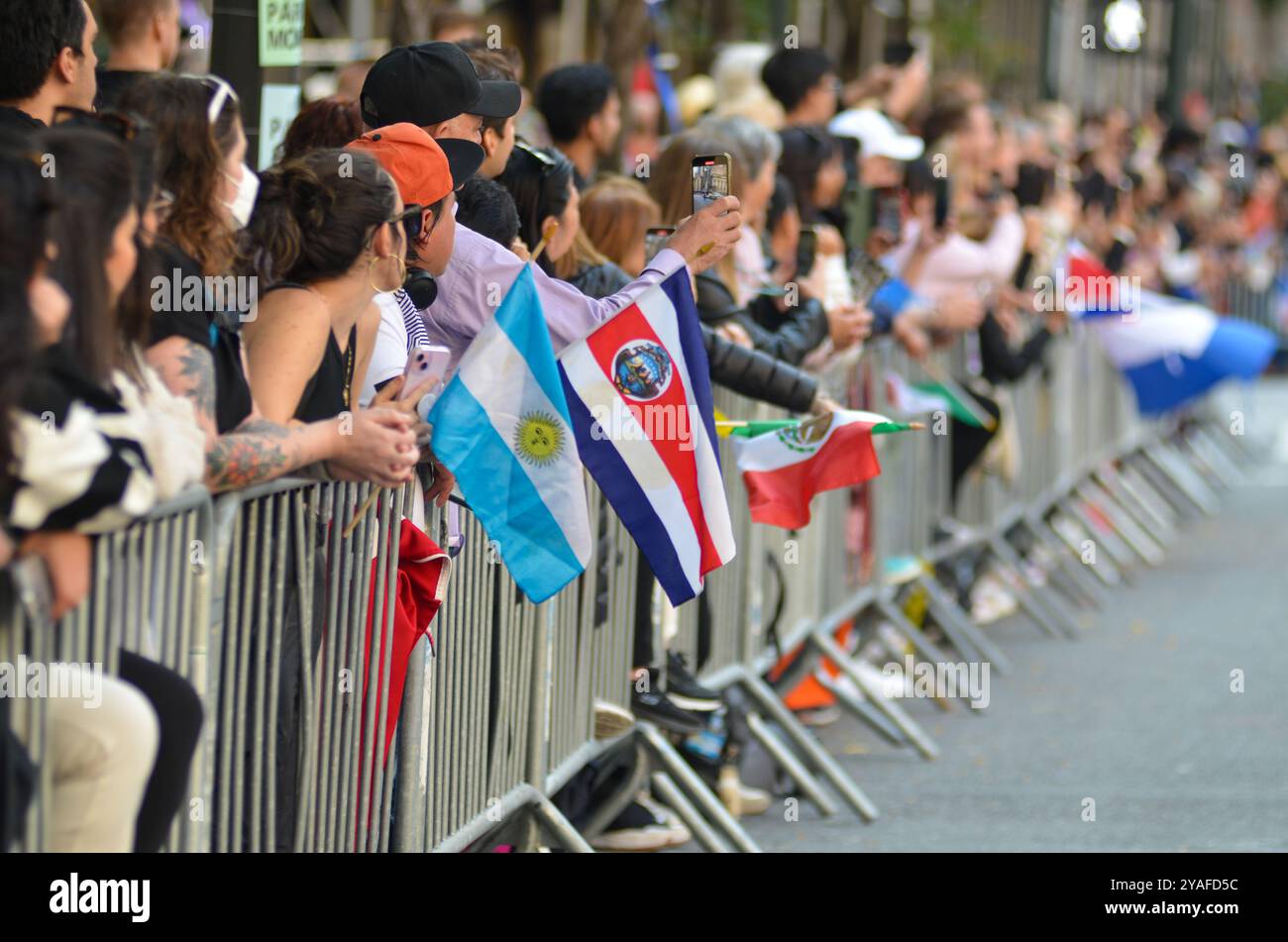 New York, États-Unis. 13 octobre 2024. Les communautés hispaniques se réunissent pour célébrer le défilé du jour hispanique le long de la sixième Avenue à New York. (Photo de Ryan Rahman/Pacific Press) crédit : Pacific Press Media production Corp./Alamy Live News Banque D'Images