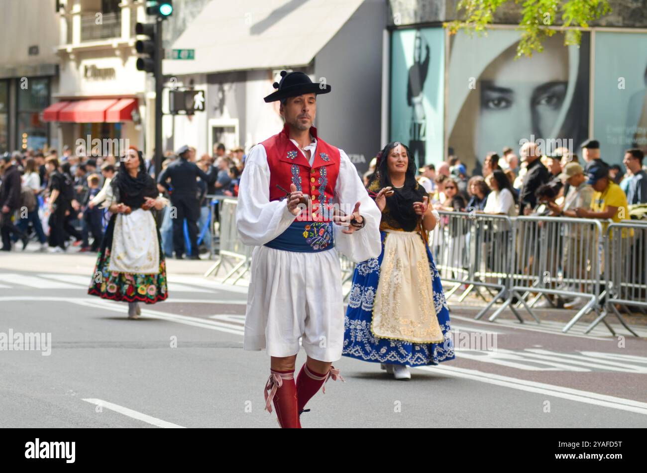 New York, États-Unis. 13 octobre 2024. Des tenues espagnoles traditionnelles sont vues à la Hispanic Day Parade le long de la sixième Avenue à New York. (Photo de Ryan Rahman/Pacific Press) crédit : Pacific Press Media production Corp./Alamy Live News Banque D'Images