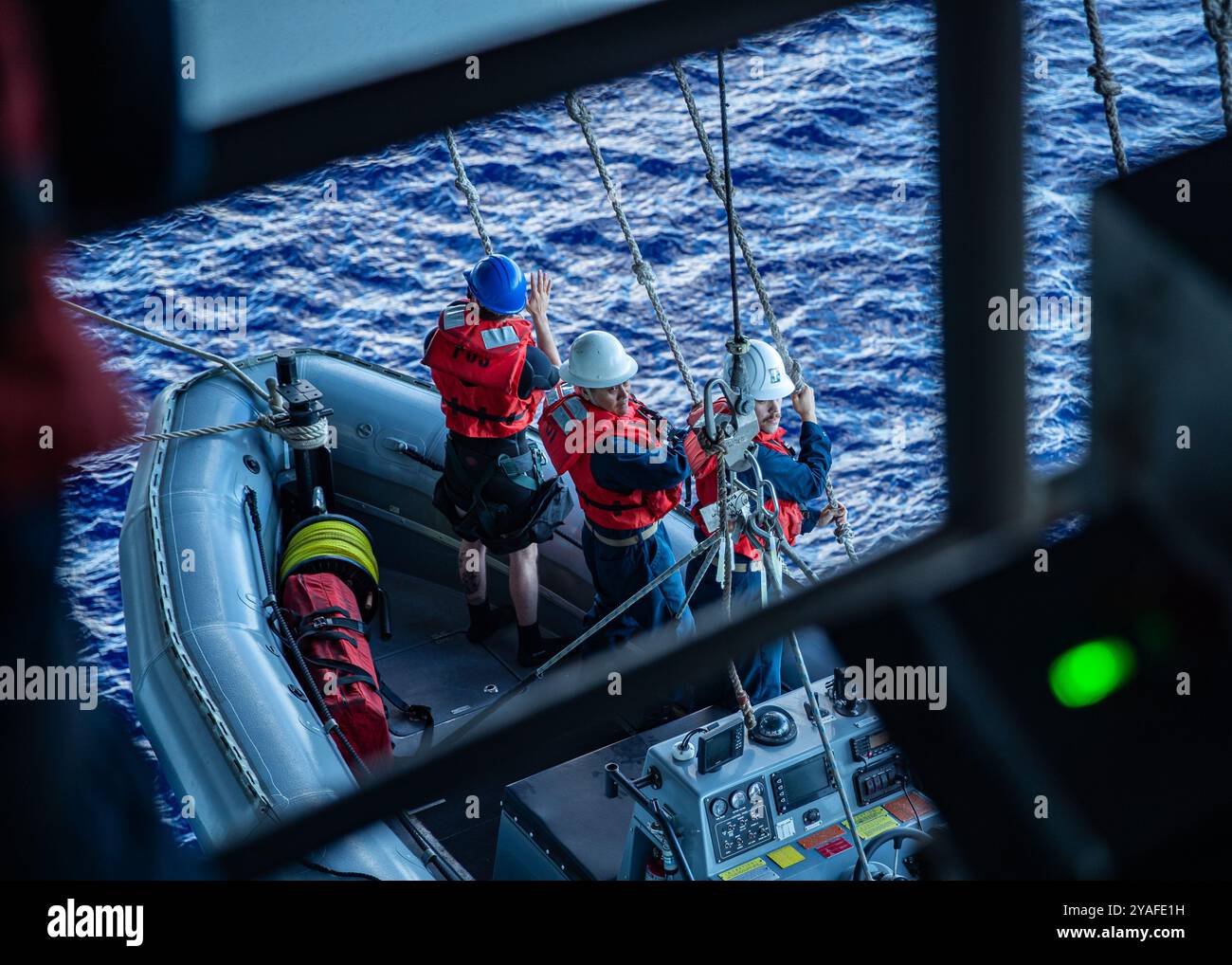 Les marins abaissent un bateau pneumatique à coque rigide depuis le pont du bateau à bord du porte-avions de classe Nimitz USS George Washington (CVN 73) lors d'opérations de petits bateaux en cours dans l'océan Pacifique, le 13 octobre 2024. En tant que partie intégrante de la flotte américaine du Pacifique, la 3rd Fleet exploite des forces navales dans l’Indo-Pacifique en plus de fournir une formation réaliste et pertinente nécessaire pour exécuter sans faille les rôles intemporels de notre marine en matière de contrôle maritime et de projection de puissance. La 3rd Fleet des États-Unis travaille en étroite coordination avec d'autres flottes numérotées pour fournir aux commandants des forces capables et prêtes à se déployer vers l'avant Banque D'Images