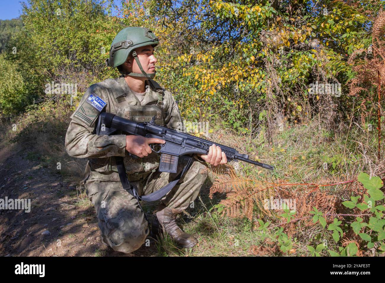 Des soldats turcs affectés au Commandement régional à l’est de la mission de la KFOR ont patrouillé le long de la ligne de démarcation administrative lors d’une patrouille de routine le 30 septembre 2024. Ces efforts s'inscrivent dans le cadre de la mission quotidienne de la KFOR visant à garantir un environnement sûr et sûr à toutes les communautés vivant au Kosovo. (Photo de la Garde nationale de l'armée américaine par le sergent Duran Jones) Banque D'Images