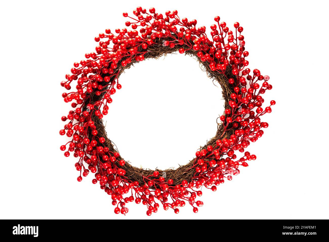 Couronne de Noël faite de branches artificielles de baies rouges pour la décoration de la maison, sur fond blanc Banque D'Images