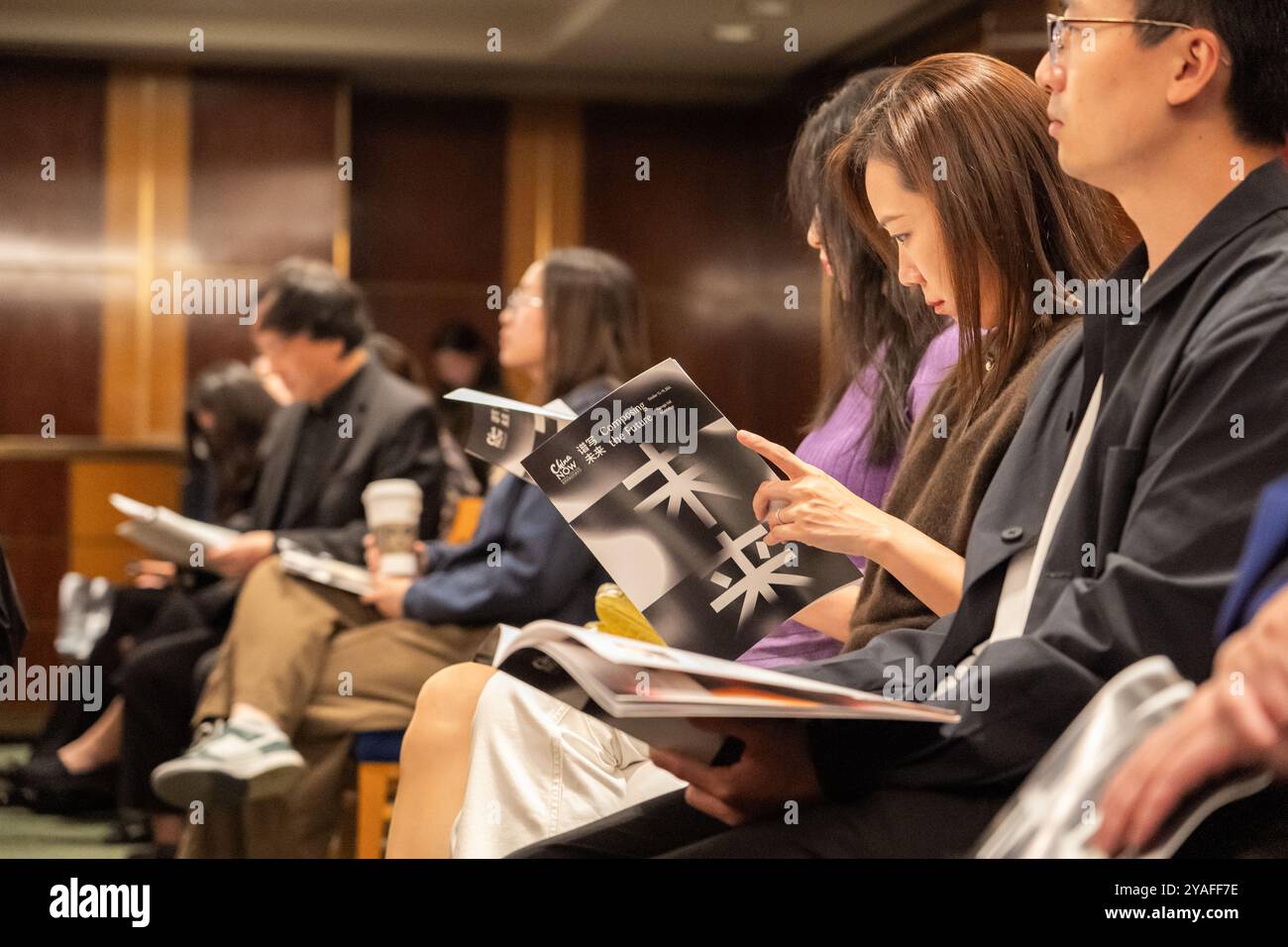 New York, États-Unis. 12 octobre 2024. Un participant lit le livre du programme du 7e China Now Music Festival au Carnegie Hall à New York, aux États-Unis, le 12 octobre 2024. Le 7e China Now Festival s’est ouvert ici samedi avec un accent révolutionnaire sur la musique basée sur l’IA. POUR ALLER AVEC 'Feature : la musique guidée par L'IA prend le devant de la scène au 7e Festival China Now à New York' crédit : Zack Zhang/Xinhua/Alamy Live News Banque D'Images