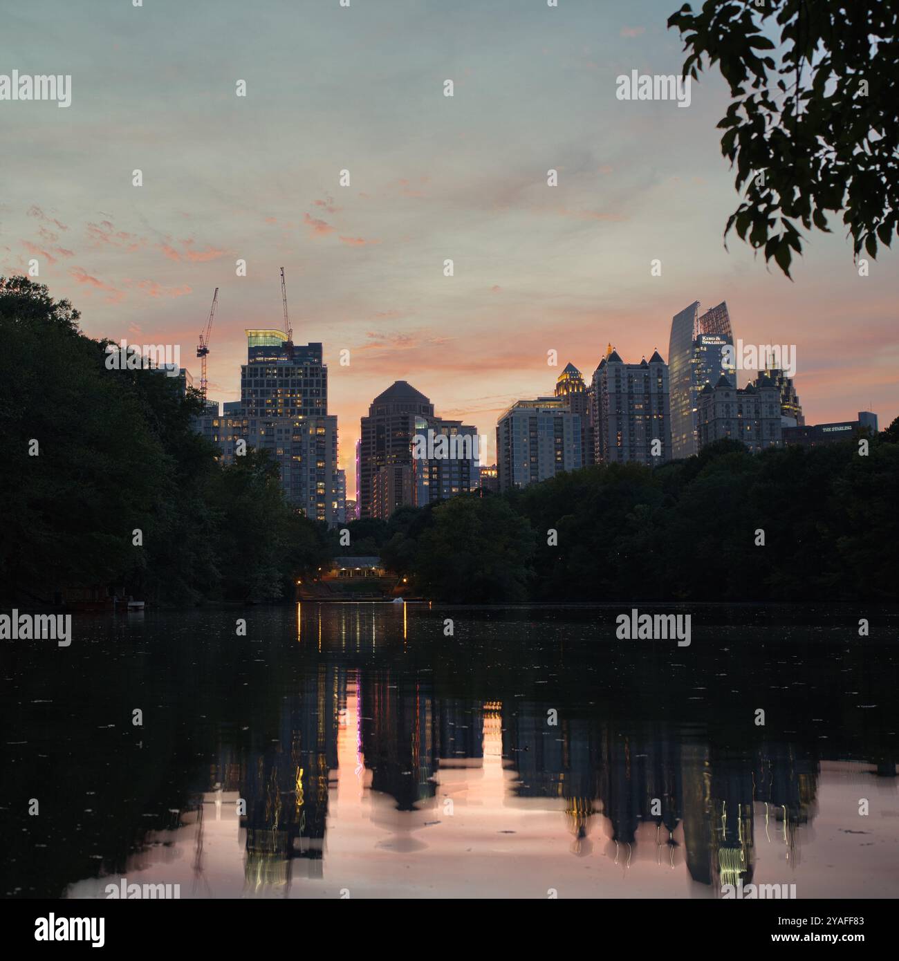 Atlanta, États-Unis : Oct 3,2024 : photographie à longue exposition, vue de l'horizon d'Atlanta prise depuis le parc Piedmont pendant le coucher du soleil avec de belles couleurs dans le ciel Banque D'Images