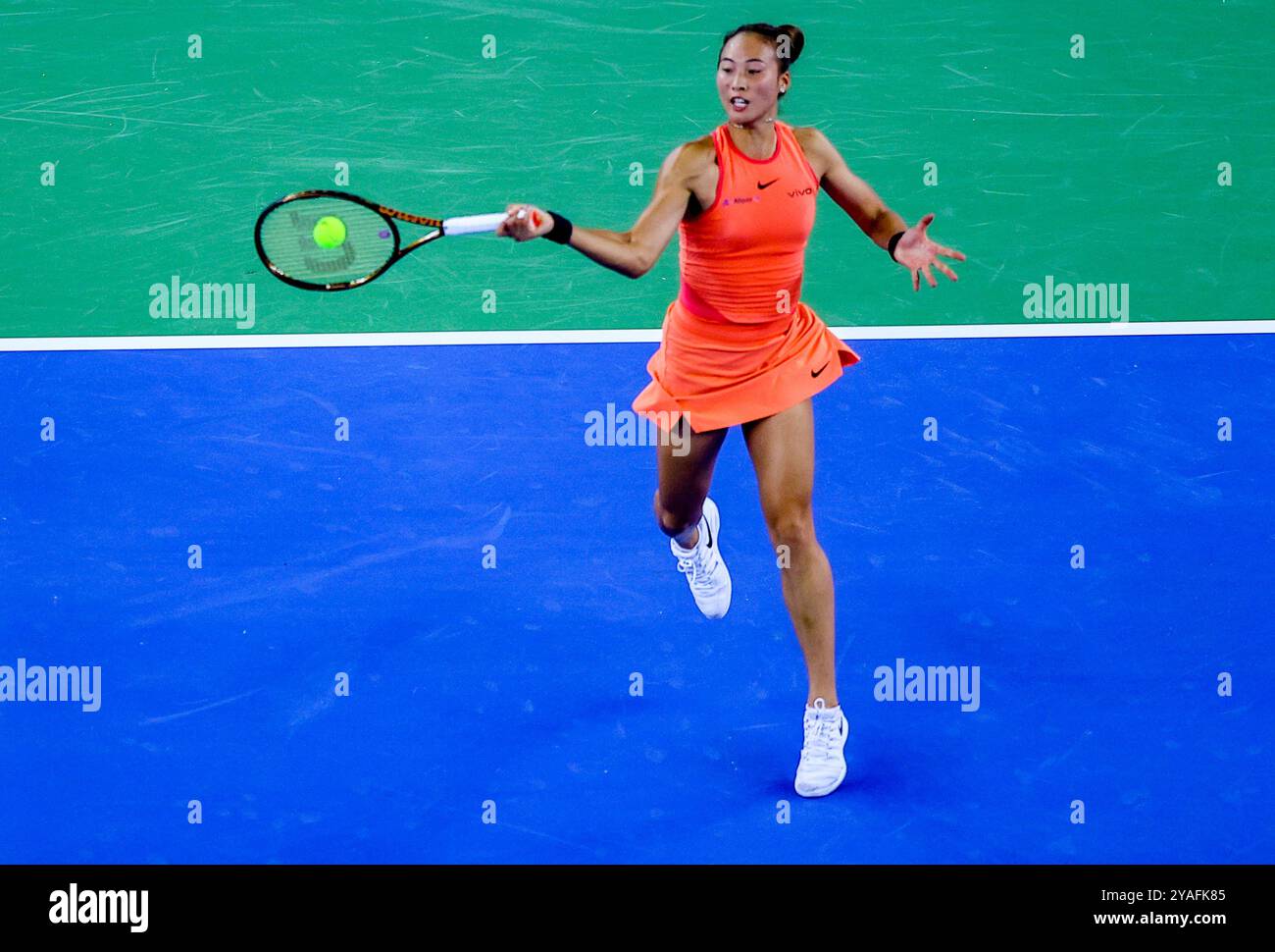 Wuhan, China.12th octobre 2024. Zheng Qinwen, de Chine, accède à la finale après avoir battu sa compatriote Wang Xinyu 2-0 en demi-finale féminine en simple à l’Open de Wuhan à Wuhan, capitale de la province du Hubei, au centre de la Chine, le 12 octobre 2024. Crédit : Zhang Chang/China News Service/Alamy Live News Banque D'Images