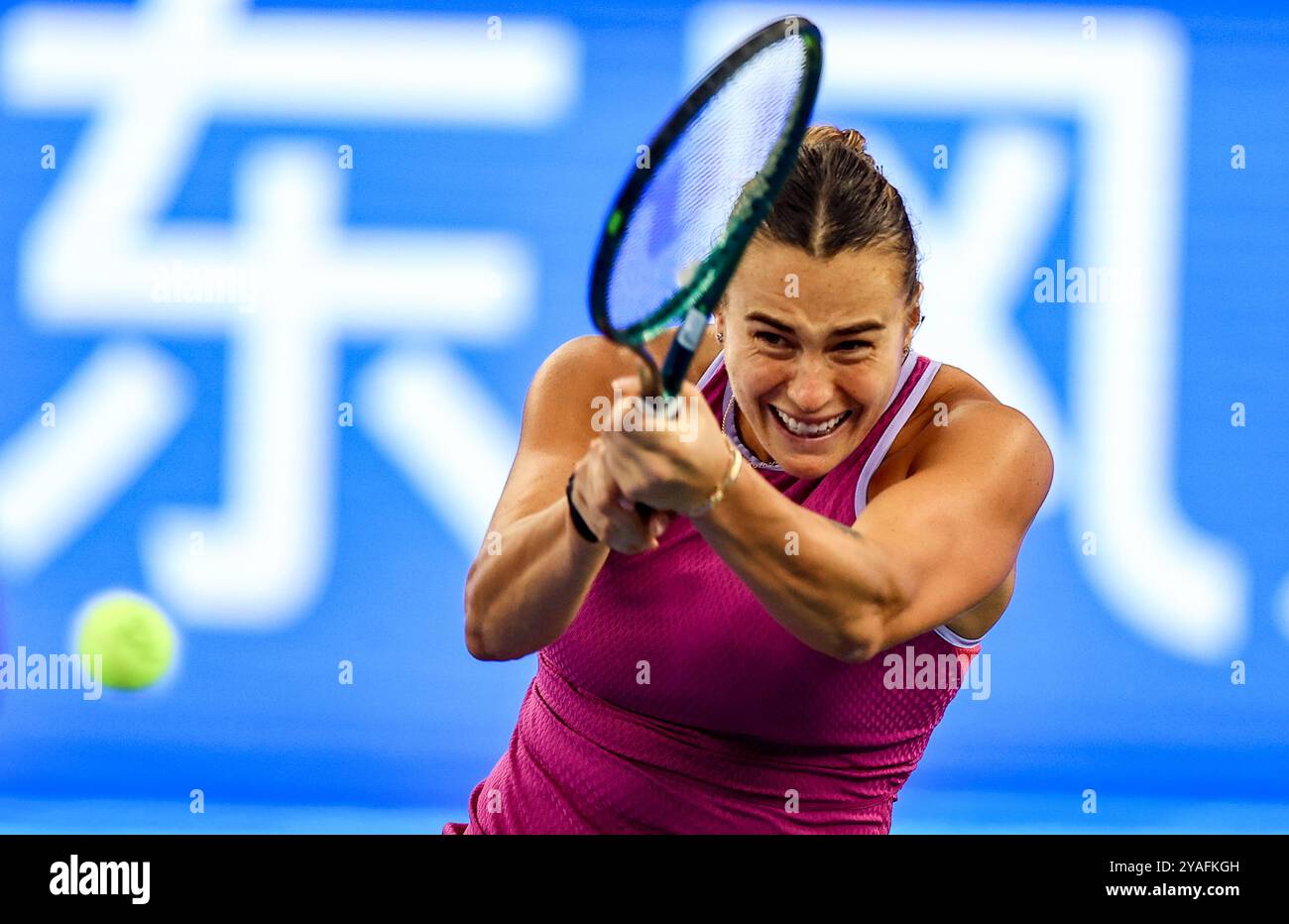 Wuhan, China.12th octobre 2024. Aryna Sabalenka, de Biélorussie, accède à la finale après avoir battu Coco Gauff, des États-Unis, 2-1 en demi-finale féminine en simple à l’Open de Wuhan à Wuhan, capitale de la province du Hubei en Chine centrale, le 12 octobre 2024. Crédit : Zhang Chang/China News Service/Alamy Live News Banque D'Images