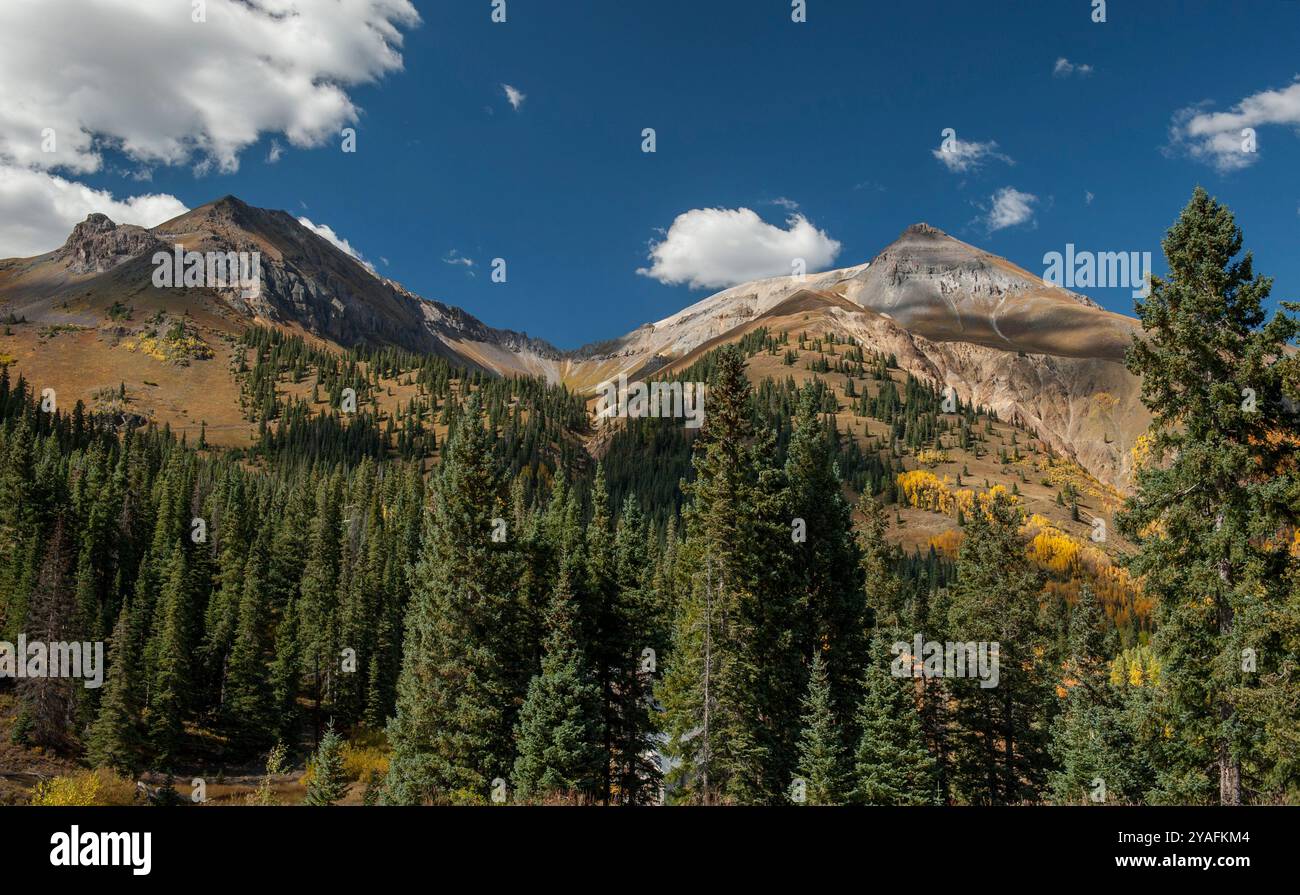 Deux pics anonymes près de Red Mountain Pass dans les montagnes San Juan du Colorado Banque D'Images