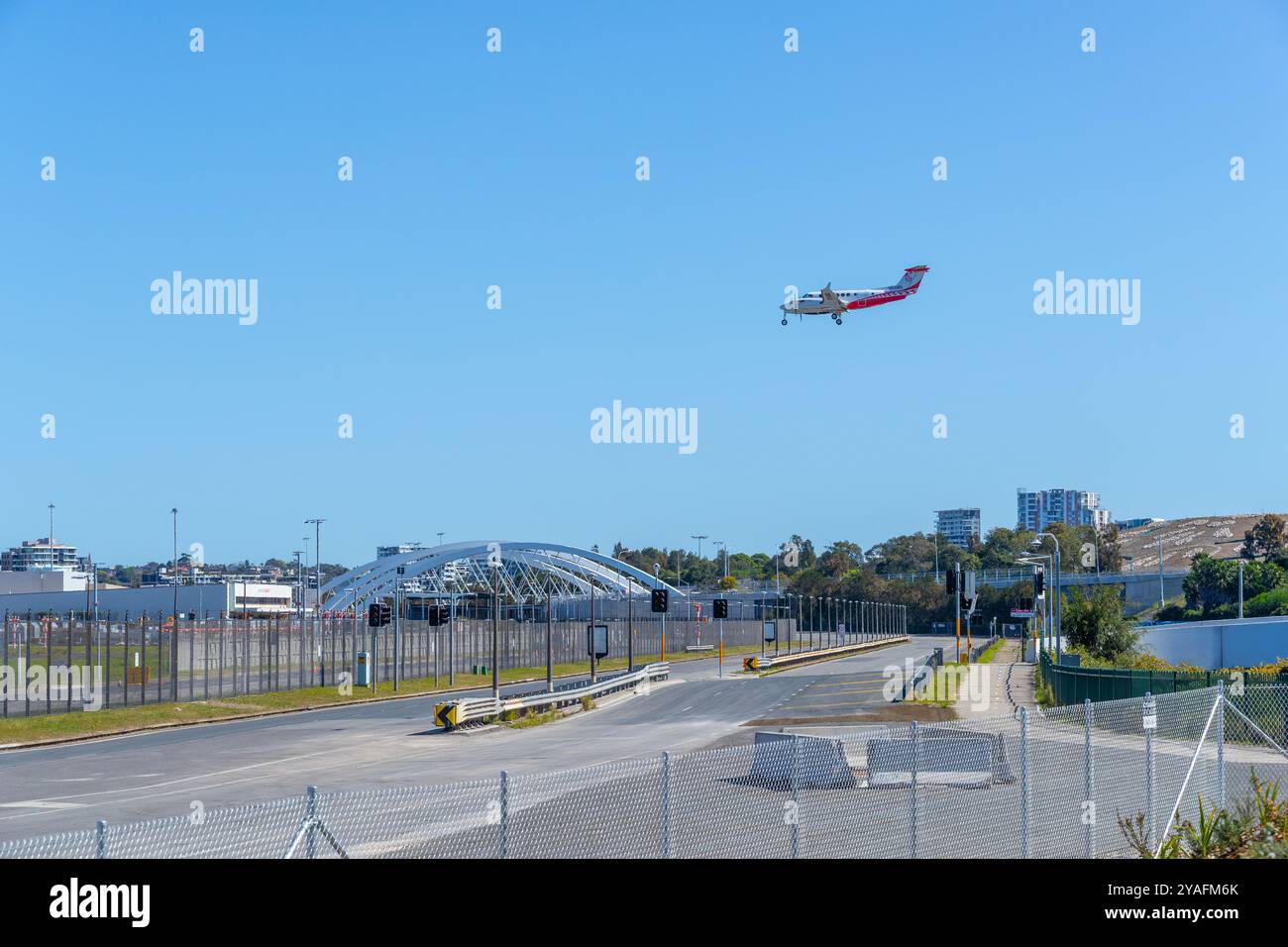 Sydney, Australie, 14 octobre 2024. Airport Drive, qui longe la clôture du périmètre nord entre les terminaux nationaux et internationaux de l'aéroport de Sydney en Australie, a été mis hors service. Le tronçon de route autrefois fréquenté mais aujourd'hui désutilisé a été remplacé par le réseau routier « Sydney Gateway » menant à l'aéroport de Sydney. Crédit : Robert Wallace / Wallace Media Network / Alamy Live News Banque D'Images