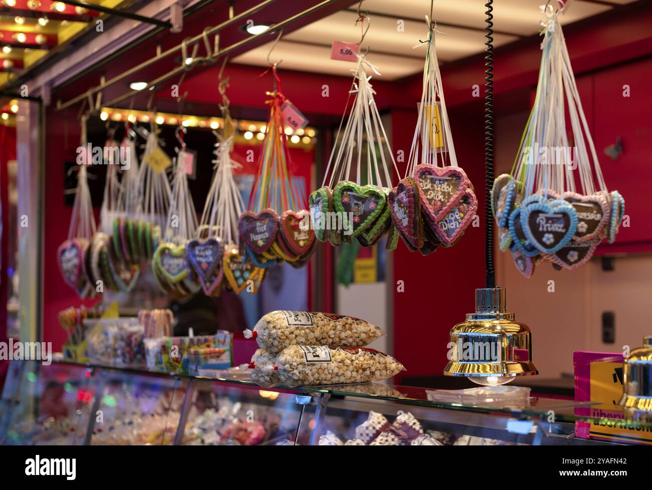 Stand de vente avec des coeurs en pain d'épice avec inscription, je t'aime, pop-corn, confiserie, bonbons, publicité, Cannstatter Wasen, festival folklorique, bleu Banque D'Images