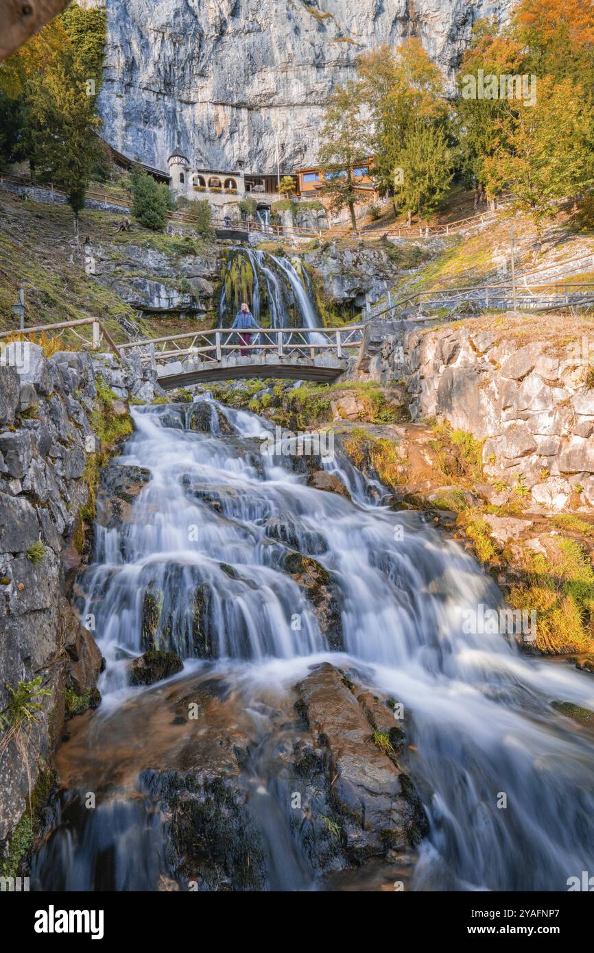 Ruisseau qui coule sur des rochers sous un petit pont, caractérisé Beatus Caves, Suisse, Europe Banque D'Images