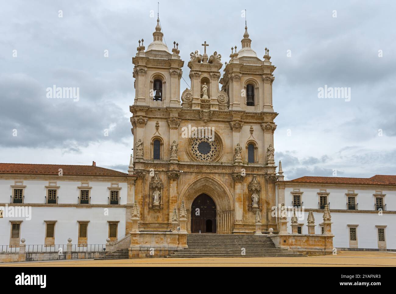 Majestueuse façade gothique de monastère avec des tours ornées contre un ciel nuageux, Mosteiro de Alcobaca, Monastère, Alcobaca, Oeste, Centro, Portugal, Europe Banque D'Images