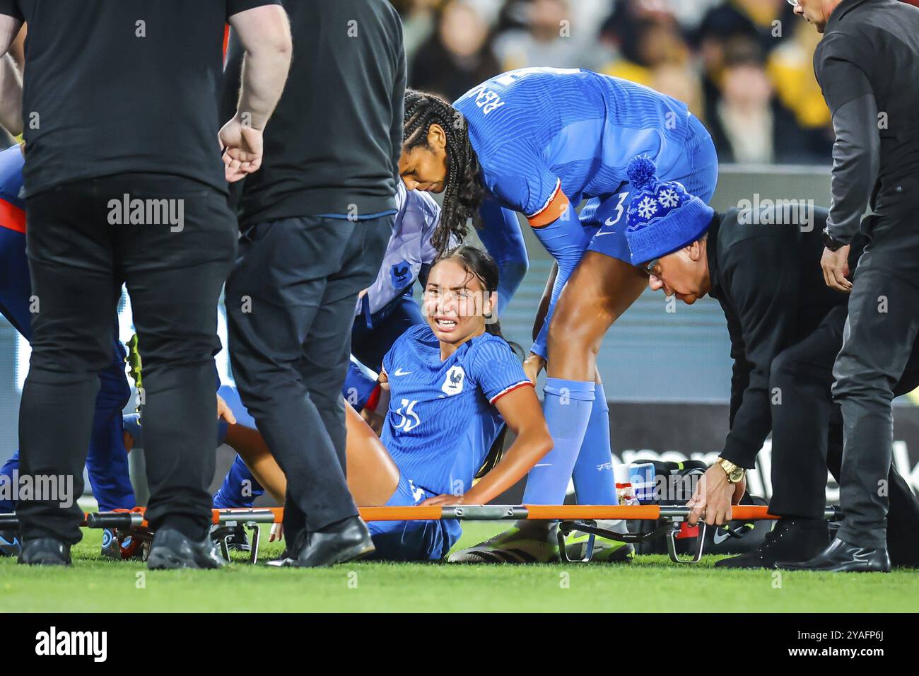 MELBOURNE, AUSTRALIE, 14 JUILLET : Selma Bacha, de France, est blessée après un tacle avec Hayley Raso, d'Australie, alors que l'Australie affronte la France dans une Coupe du monde Banque D'Images