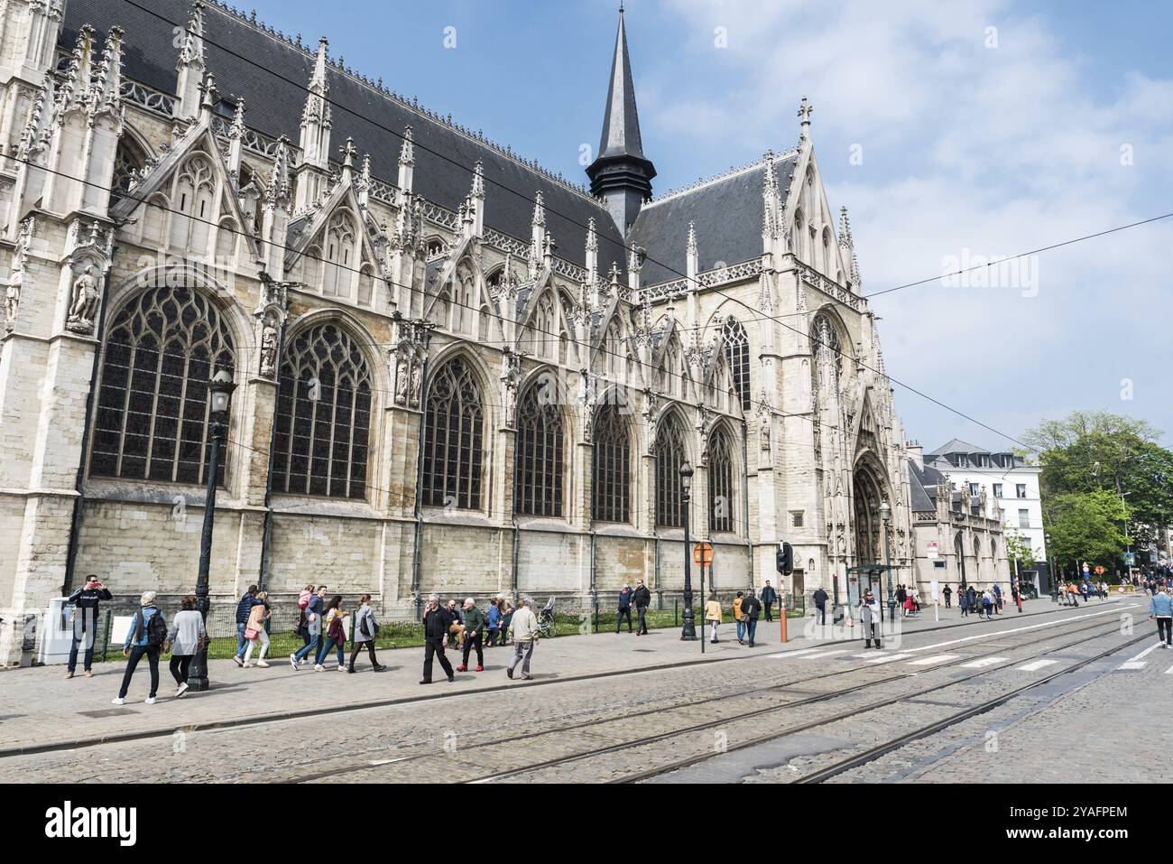 Vieille ville de Bruxelles, région de Bruxelles capitale, Belgique, 05 01 2019, vue sur l'église du Sablon et la rue de la Regence Regency sans voitures et Banque D'Images