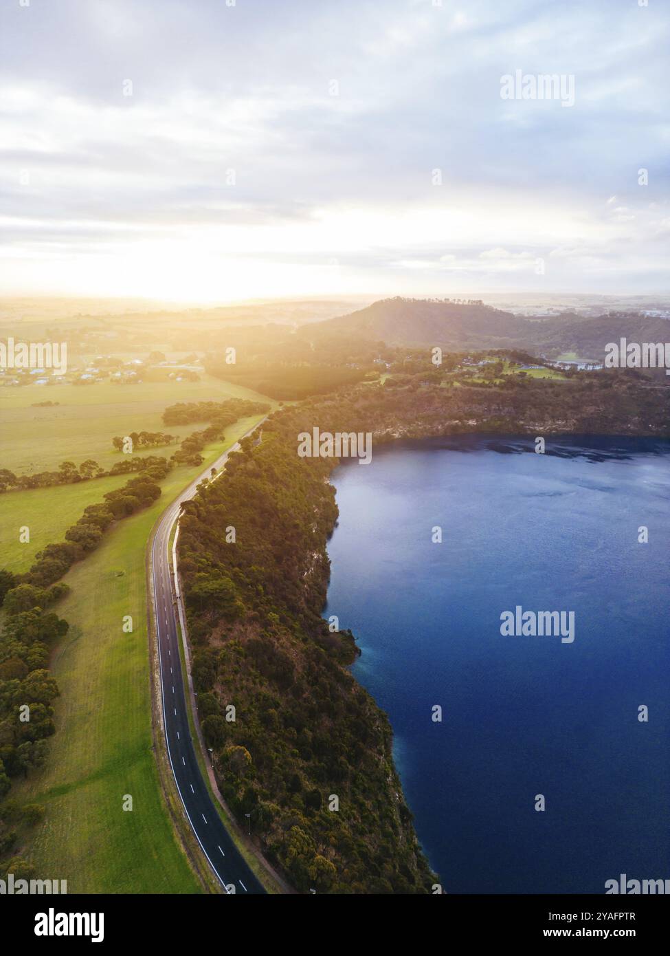 La ville rurale de Mt Gambier et son célèbre cratère Blue Lake par une journée ensoleillée d'automne en Australie méridionale, Australie, Océanie Banque D'Images