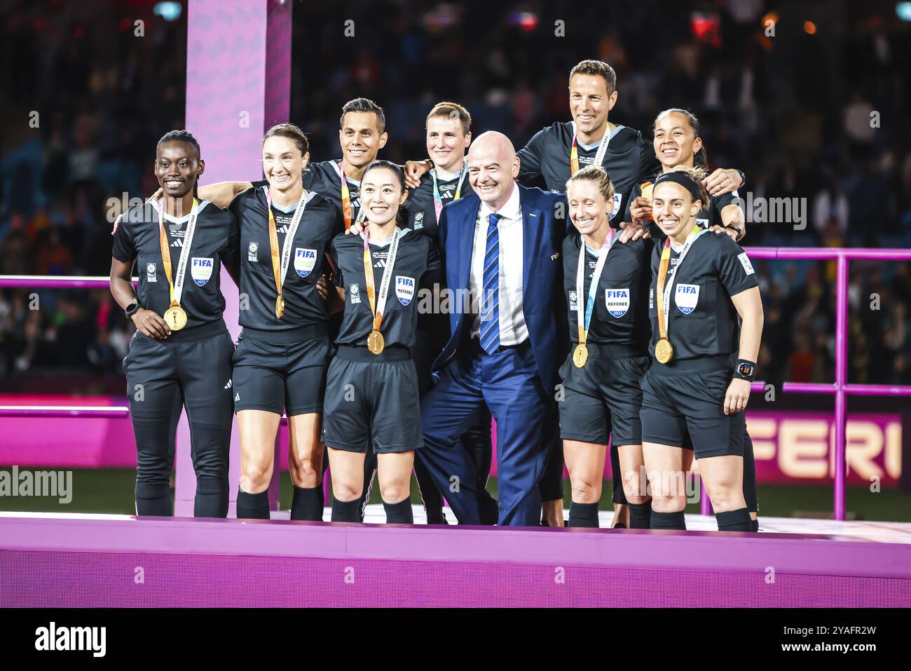 SYDNEY, AUSTRALIE, 20 AOÛT : Gianni Infantino, président de la FIFA, avec les arbitres de finale lors de la cérémonie de remise des prix après que l'Espagne ait battu l'Angleterre en t Banque D'Images