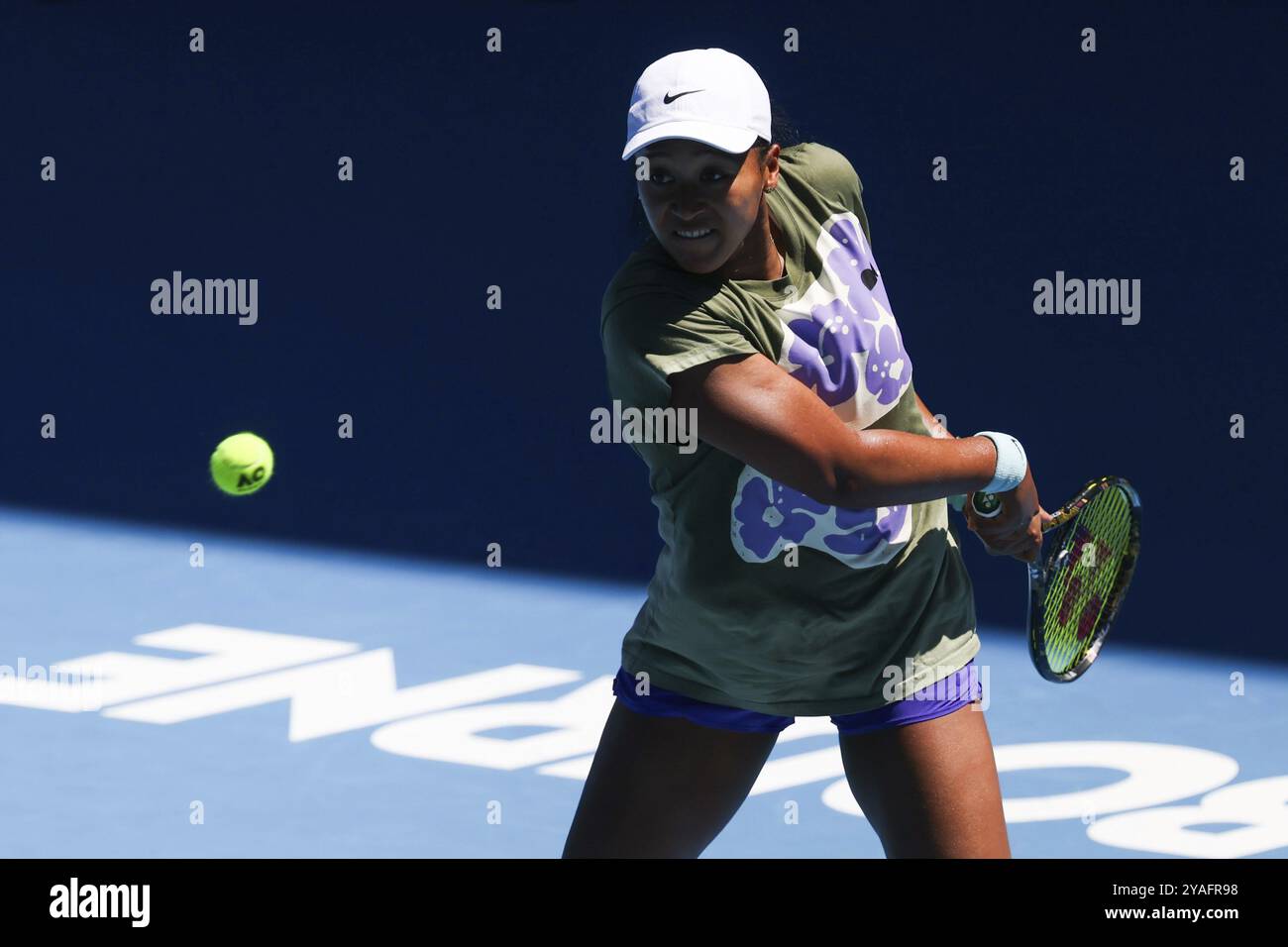 MELBOURNE, AUSTRALIE, 12 JANVIER : Naomi Osaka, du Japon, s'entraîne avec ons Jabeur, du Tunisie, avant l'Open d'Australie 2024 au Melbourne Park Banque D'Images