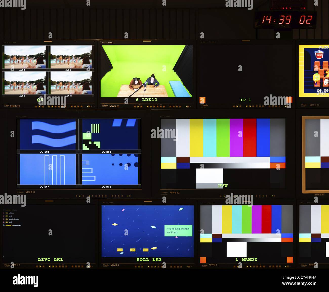 Schaerbeek, région de Bruxelles-capitale, Belgique, 03 26 2022, écrans dans la salle de contrôle de la Société flamande de radiodiffusion, Europe Banque D'Images