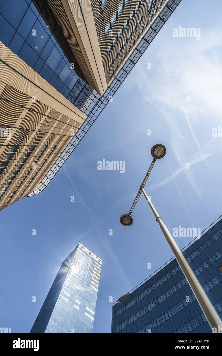 Belgique, 03 21 2018 : composition abstraite de quelques immeubles d'affaires, bureaux et hôtels de grande hauteur autour de la gare de Bruxelles Sud, Europe Banque D'Images