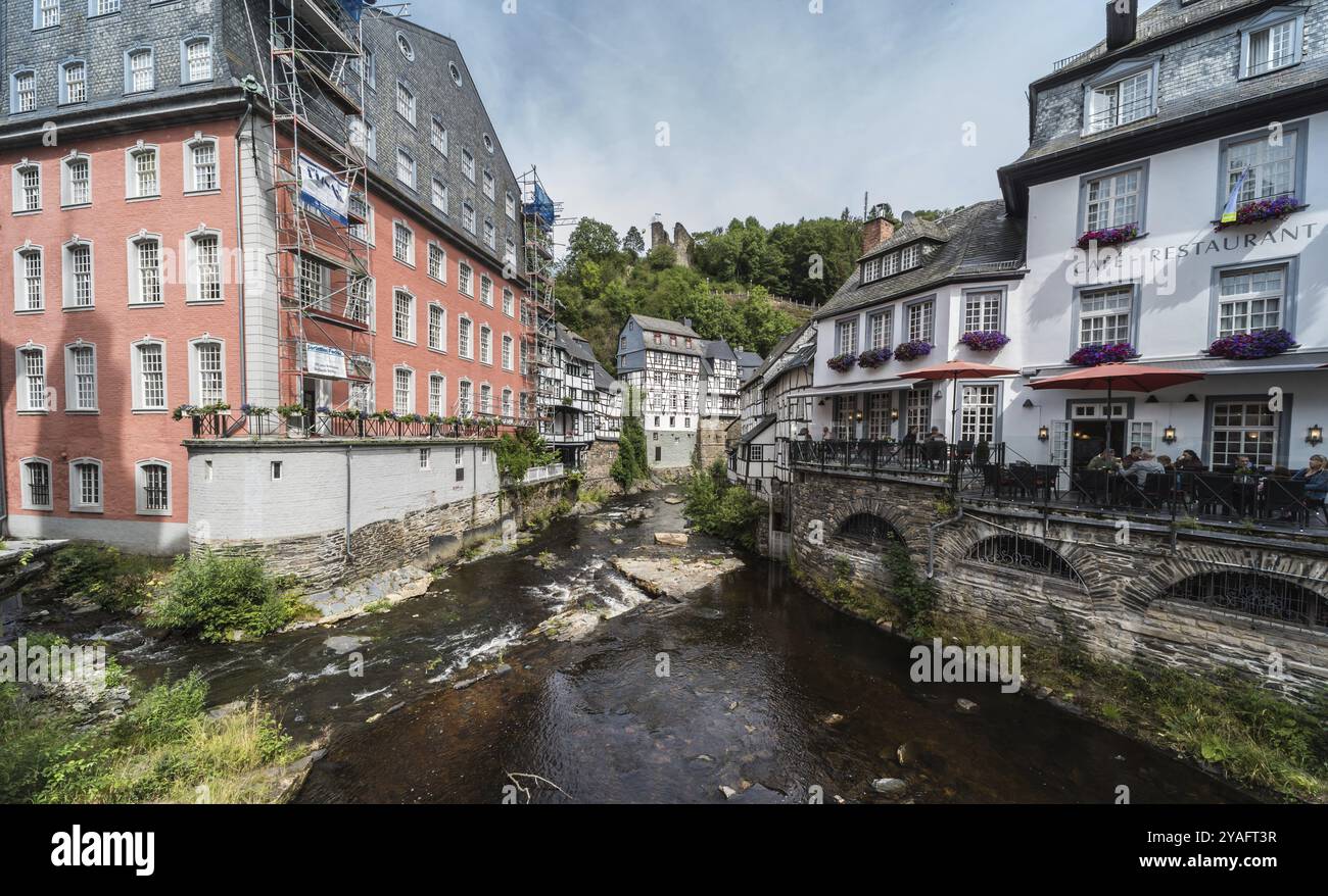 Vieille ville de Monschau, Rhénanie du Nord-Westphalie, Allemagne, 08 27 2019 vue sur les vieilles maisons traditionnelles dans un style à demi-timered avec la maison rouge et les banques Banque D'Images