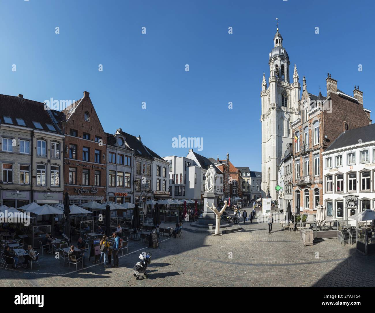 Halle, région flamande, Belgique, 17 10 2021 : très grande vue panoramique sur la place du marché historique pendant une journée ensoleillée, l'Europe Banque D'Images