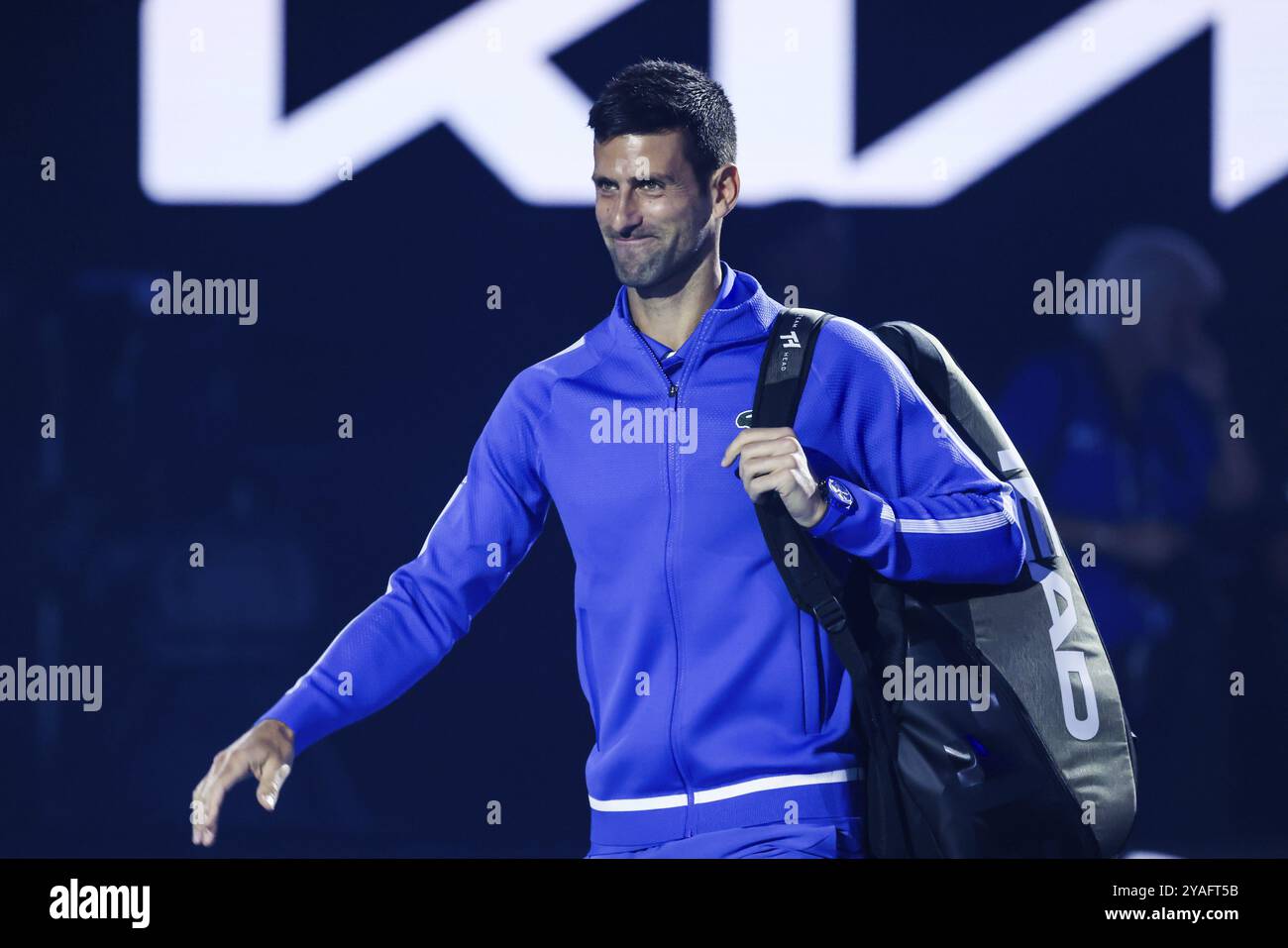 MELBOURNE, AUSTRALIE, 11 JANVIER : Novak Djokovic, de Serbie, et Stefanos Tsitsipas, de Grèce, jouent ensemble lors d'un match caritatif avant le 2024 A. Banque D'Images