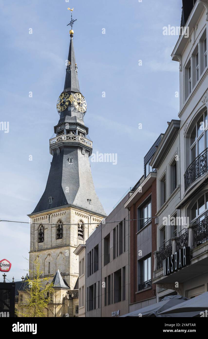 Hasselt, Limbourg, Belgique, 04 12 2022, Tour historique de l'église sur la place du vieux marché, Europe Banque D'Images