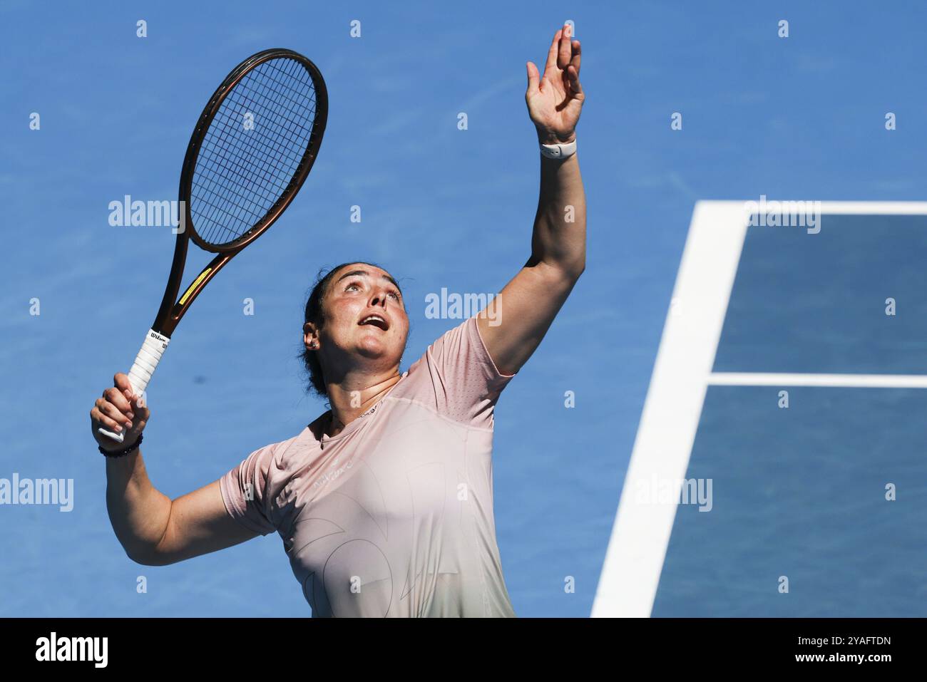 MELBOURNE, AUSTRALIE, le 12 JANVIER : ons Jabeur, de Tunisie, s'entraîne avec Naomi Osaka, du Japon, avant l'Open d'Australie 2024 au Melbourne Park Banque D'Images