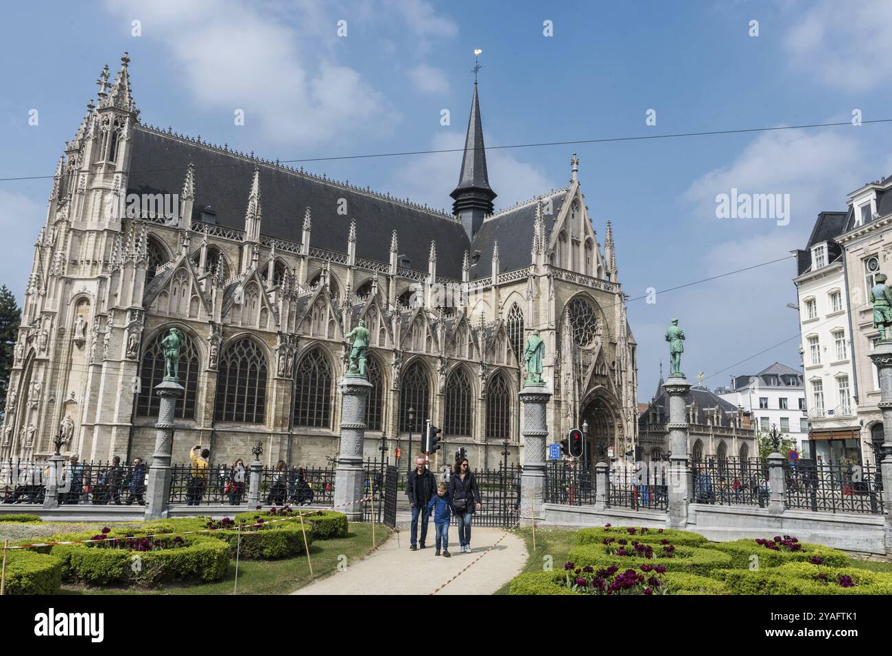 Vieille ville de Bruxelles, région de Bruxelles capitale, Belgique, 05 01 2019, vue sur l'église du Sablon et la rue de la Regence Regency sans voitures et Banque D'Images