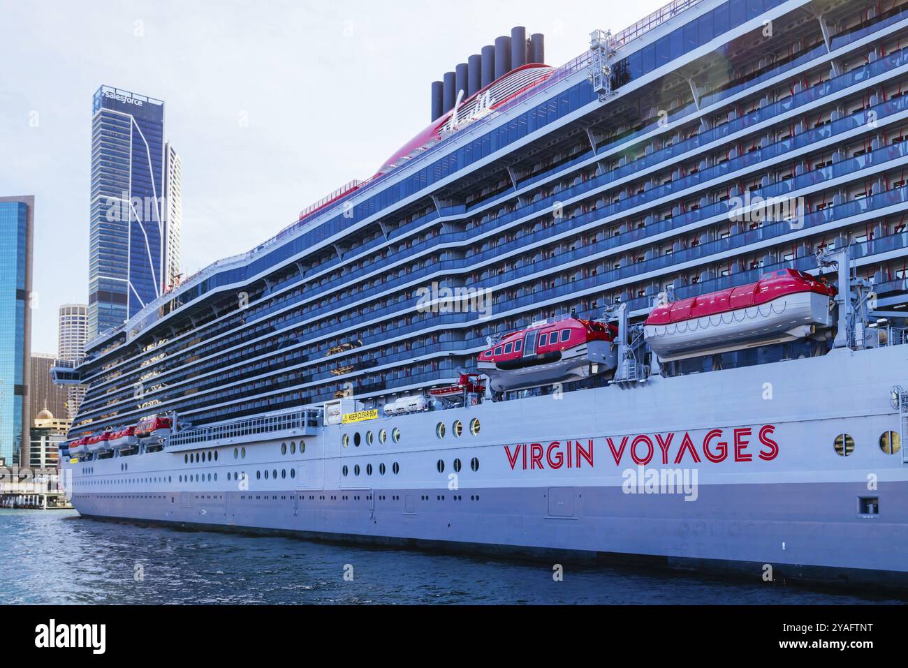 SYDNEY, AUSTRALIE, 05 DÉCEMBRE : Resilient Lady de Virgin voyages est amarré au terminal passagers d'outre-mer à Circular Quay le 5 décembre 2023 Banque D'Images