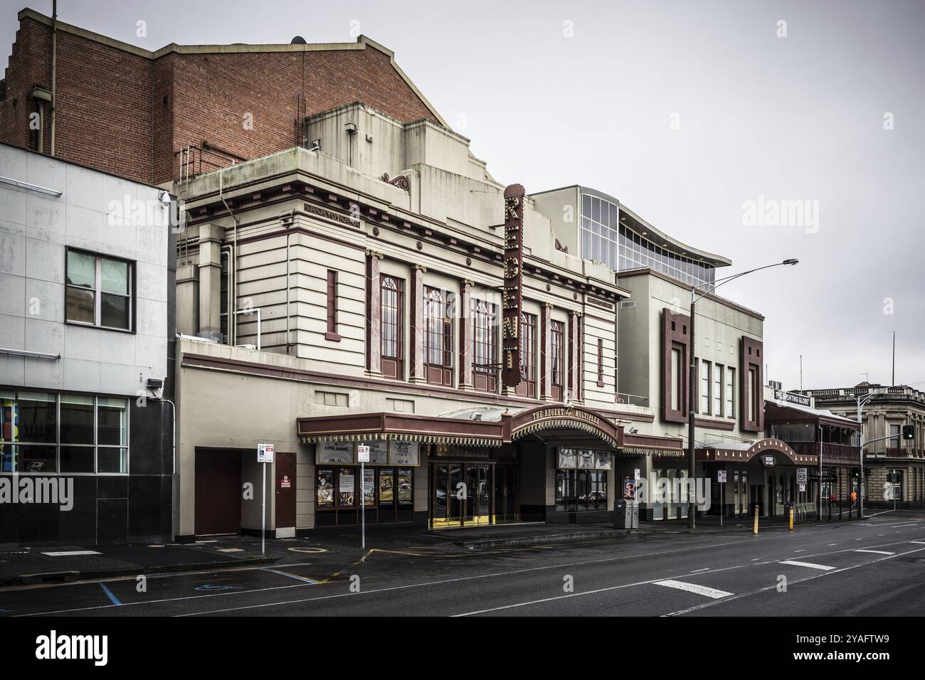 BALLARAT, AUSTRALIE, 8 avril 2023 : L'architecture emblématique du cinéma Regent dans la ville victorienne de Ballarat par un matin d'automne orageux Banque D'Images