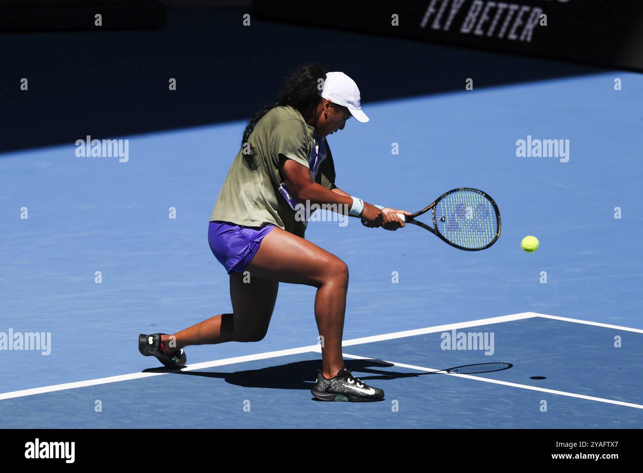 MELBOURNE, AUSTRALIE, 12 JANVIER : Naomi Osaka, du Japon, s'entraîne avec ons Jabeur, du Tunisie, avant l'Open d'Australie 2024 au Melbourne Park Banque D'Images