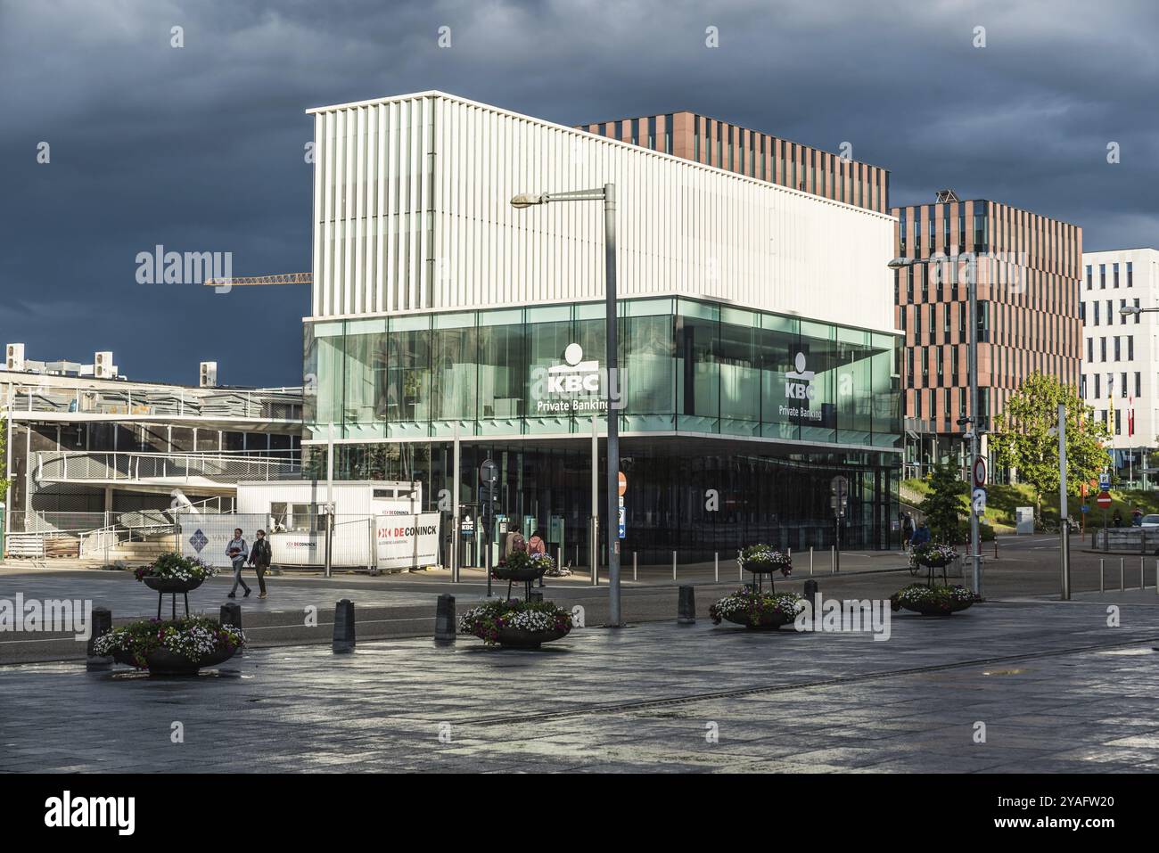 Louvain, Flandre, Belgique, 06 16 2019, vue sur la façade des bureaux de banque privée KBC et la place Martelarenplein, Europe Banque D'Images