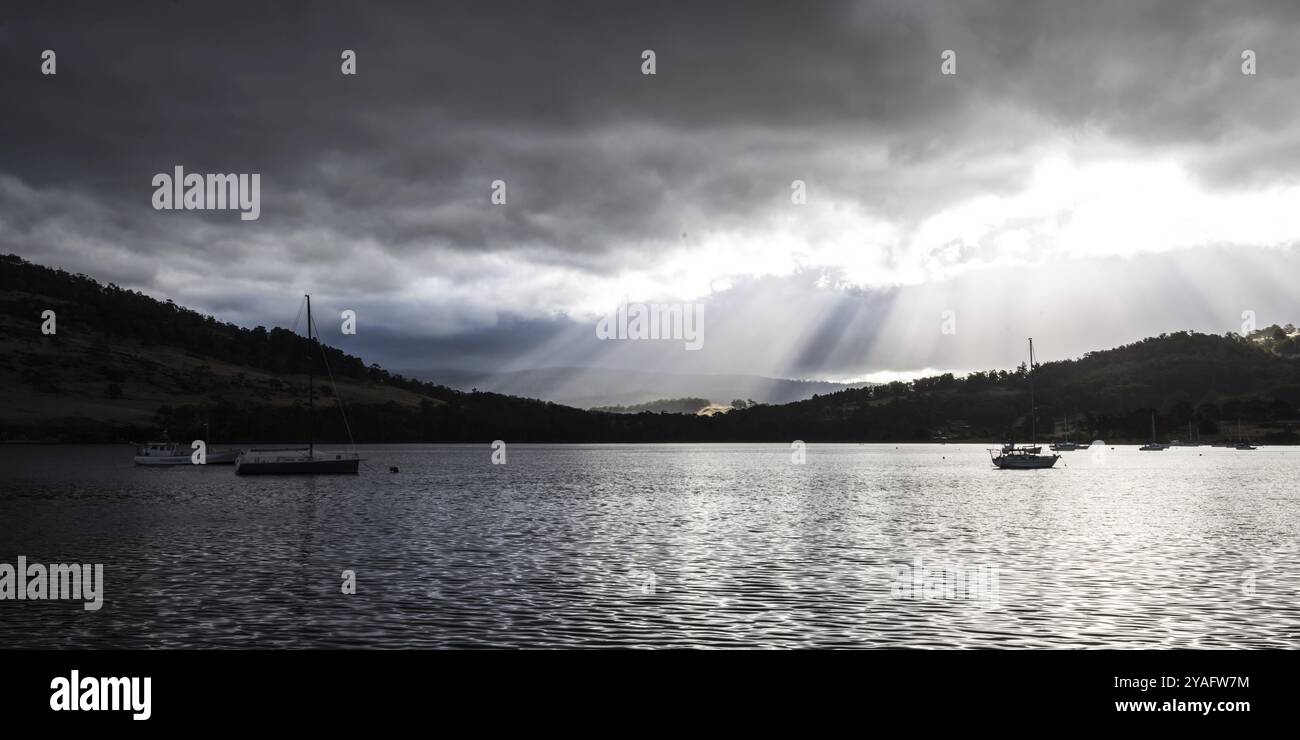 Vues du paysage de Port Huon près du coucher du soleil lors d'une journée d'été fraîche sur la péninsule du Sud dans la vallée de Huon, Tasmanie, Australie, Océanie Banque D'Images