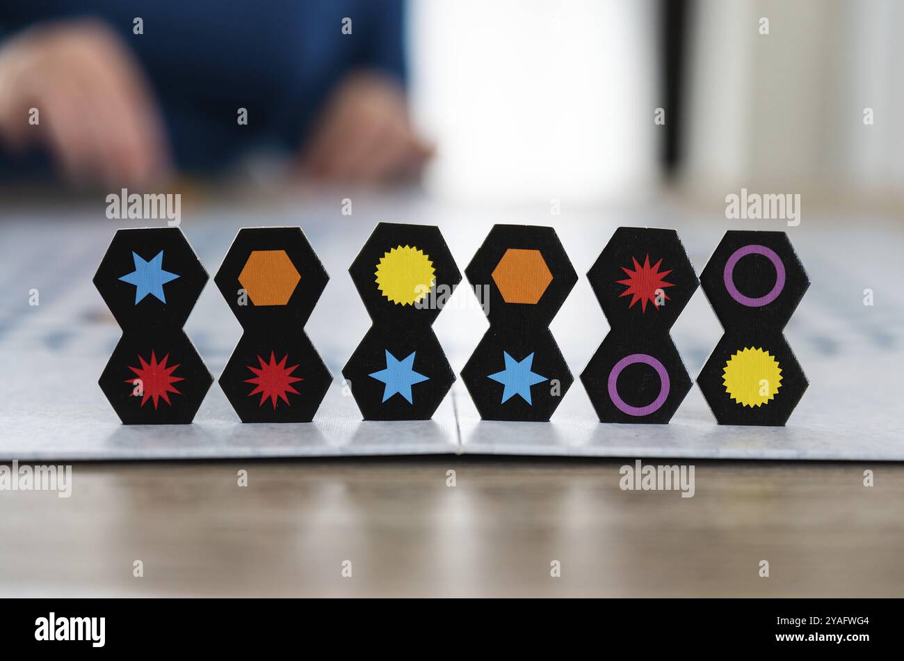 Jette, région de Bruxelles-capitale, Belgique, 10 10 2020 gros plan d'un jeu de société appelé Genius avec des tuiles hexagonales colorées, Europe Banque D'Images