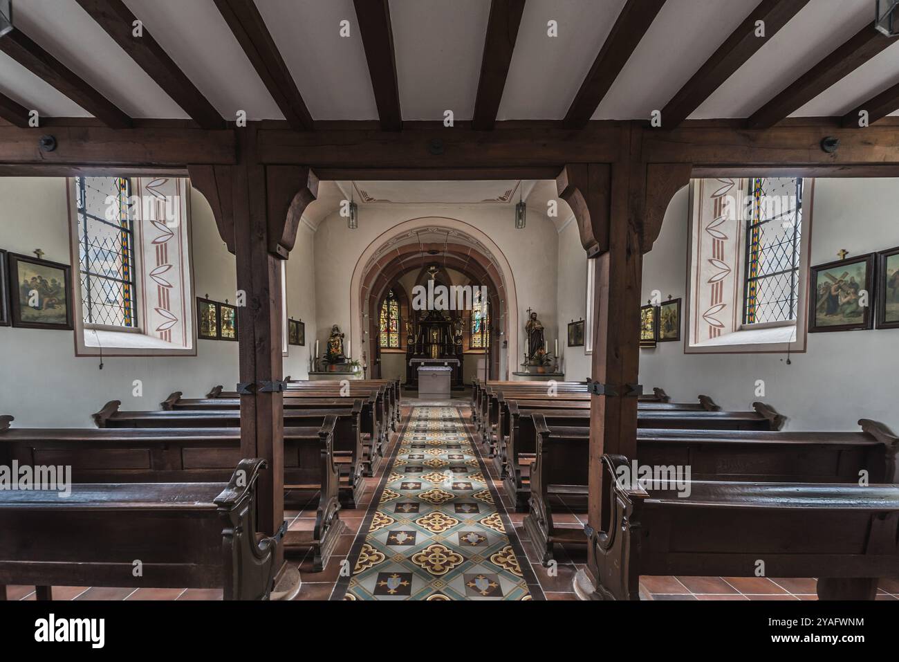 Schweich, Rhénanie-Palatinat, Allemagne, 04 12 2019, petite église catholique avec décoration en bois dans le village de campagne Schweich, Europe Banque D'Images