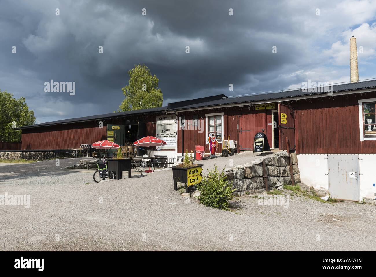 Sala Silvergruva, Vastmanlands LAN, Suède, 08 07 2019 Dewlling sur le site de la mine d'argent avec des nuages de pluie ascendants, Europe Banque D'Images