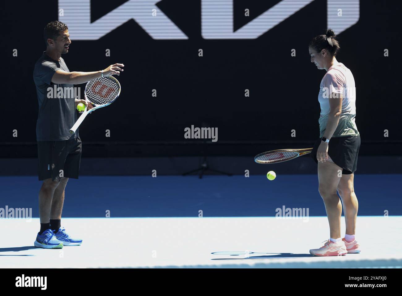 MELBOURNE, AUSTRALIE, le 12 JANVIER : ons Jabeur, de Tunisie, s'entraîne avec Naomi Osaka, du Japon, avant l'Open d'Australie 2024 au Melbourne Park Banque D'Images