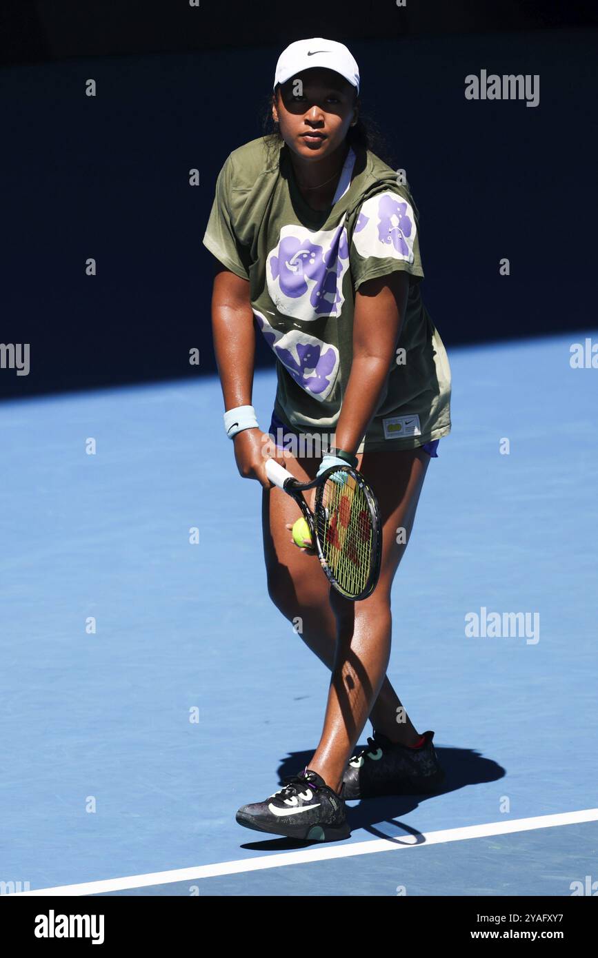 MELBOURNE, AUSTRALIE, 12 JANVIER : Naomi Osaka, du Japon, s'entraîne avec ons Jabeur, du Tunisie, avant l'Open d'Australie 2024 au Melbourne Park Banque D'Images