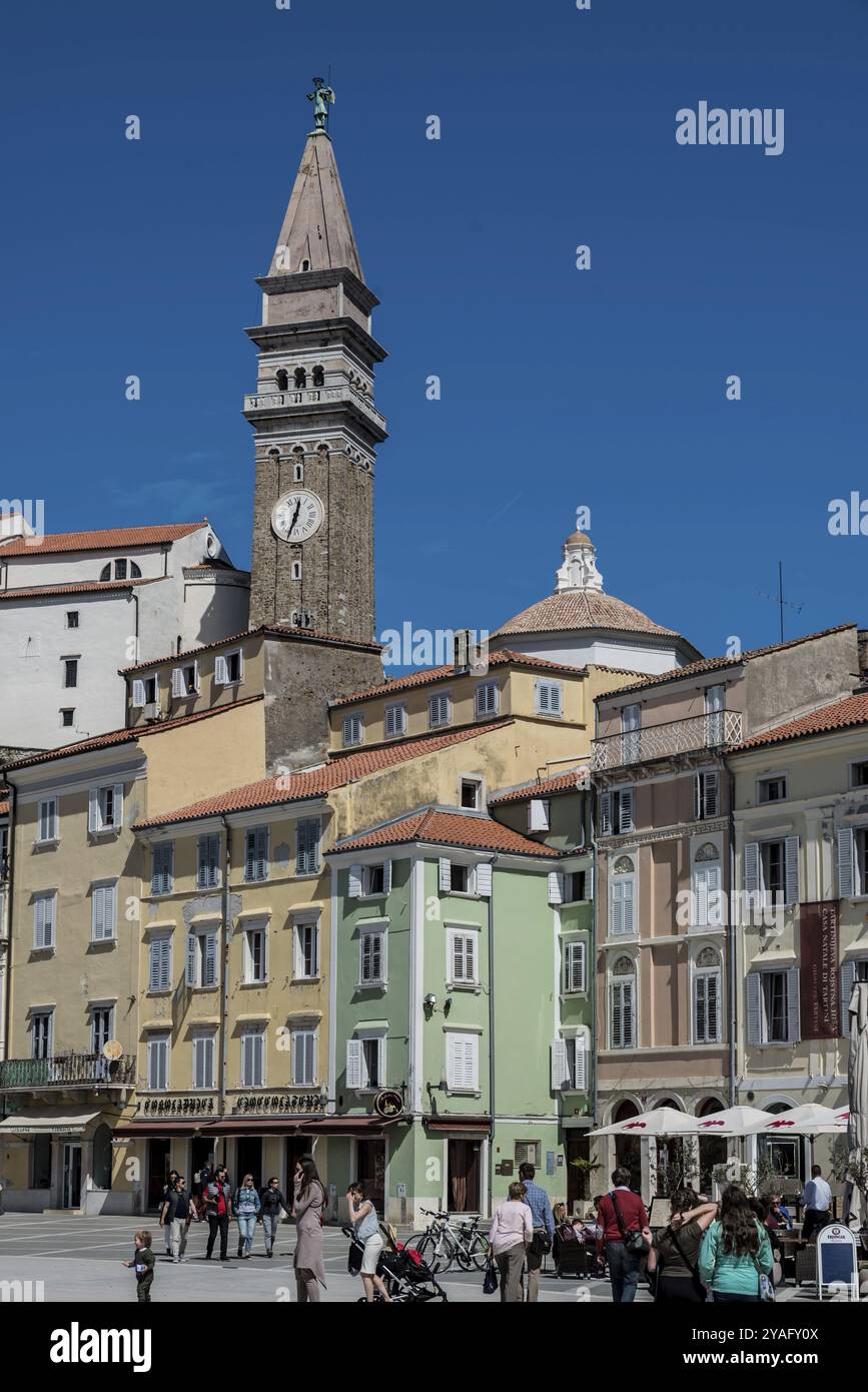 Piran, Slovénie, 04 07 2018 : les gens marchent sur la place Tartini par un jour ensoleillé, Europe Banque D'Images