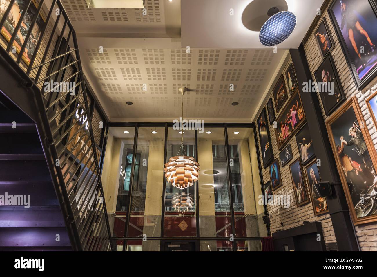 Bruxelles, Belgique, 11 20 2017 : intérieur de l'ancien Café Belgique, décoré de vieilles photos de concert, Europe Banque D'Images