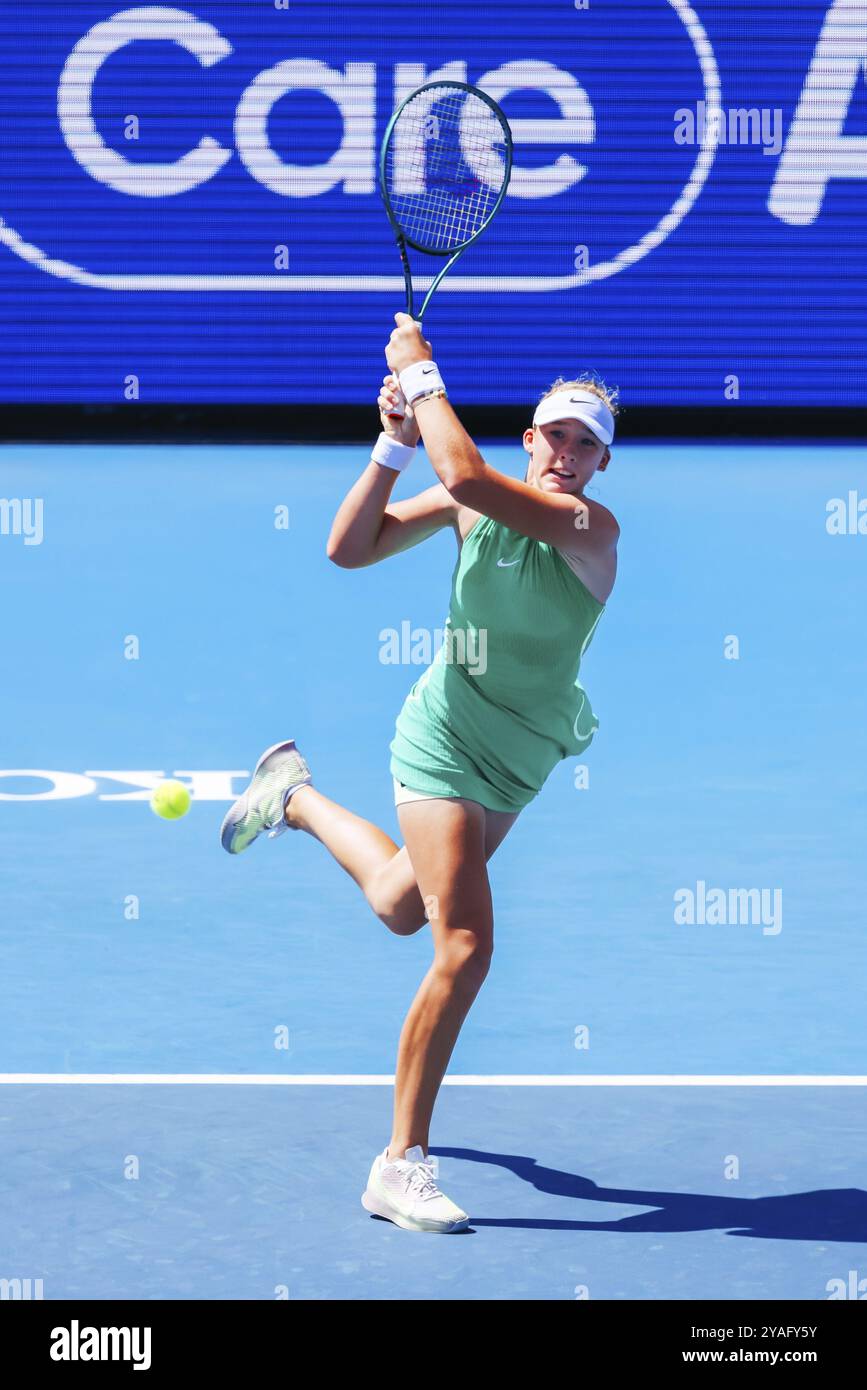 MELBOURNE, AUSTRALIE, 12 JANVIER : Mirra Andreeva, de Russie, joue contre Danielle Collins lors de la troisième journée du Kooyong Classic 2024 à Kooyon Banque D'Images