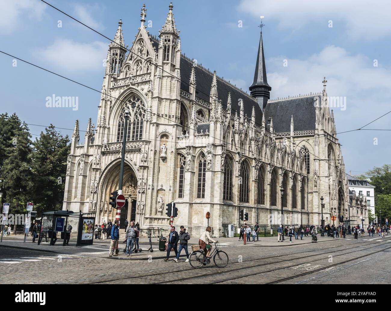 Vieille ville de Bruxelles, région de Bruxelles capitale, Belgique, 05 01 2019, vue sur l'église du Sablon et la rue de la Regence Regency sans voitures et Banque D'Images