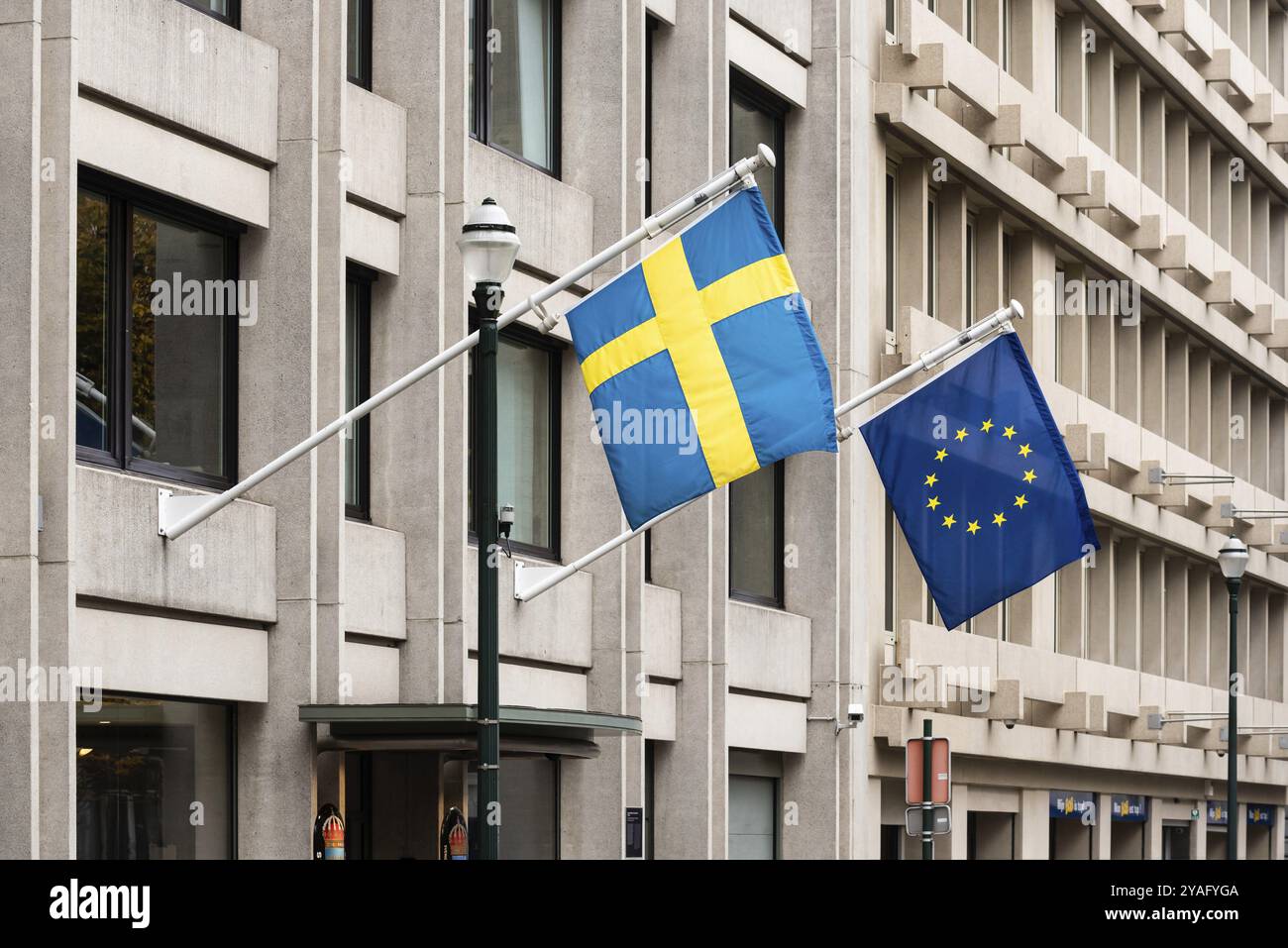 Ixelles, région de Bruxelles-capitale, Belgique, 11 19 2021 : drapeau suédois et de l'union européenne sur la façade de l'ambassade de Suède, Europe Banque D'Images