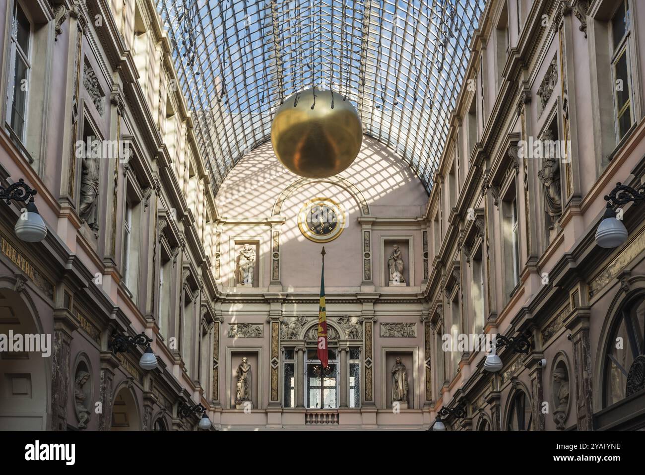 Bruxelles, Belgique, 12 18 2018 : toit en verre et façades de la Galerie Saint Hubertus dans un style Art Nouveau avec décoration de Noël, Europe Banque D'Images