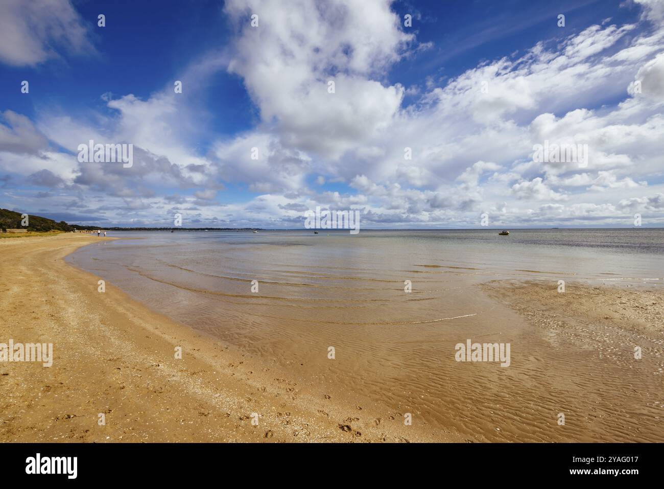 Vues depuis Port Phillip Bay à Tyrone Foreshore Reserve lors d'une chaude journée d'automne ensoleillée dans la péninsule de Mornington à Melbourne, Victoria, Australie, Océa Banque D'Images