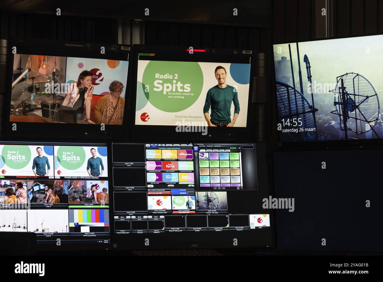 Schaerbeek, région de Bruxelles-capitale, Belgique, 03 26 2022, écrans dans la salle de contrôle de la Société flamande de radiodiffusion, Europe Banque D'Images