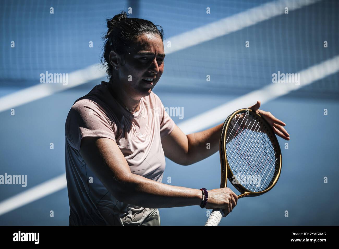 MELBOURNE, AUSTRALIE, le 12 JANVIER : ons Jabeur, de Tunisie, s'entraîne avec Naomi Osaka, du Japon, avant l'Open d'Australie 2024 au Melbourne Park Banque D'Images