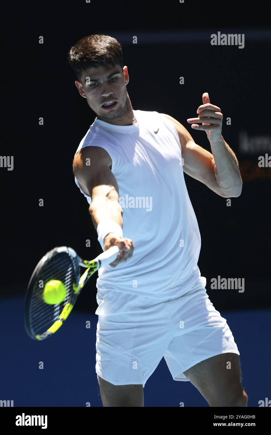 MELBOURNE, AUSTRALIE, 11 JANVIER : Carlos Alcaraz, d’Espagne, termine une séance d’entraînement avec Stan Wawrinka, de Suisse, avant l’australien 2024 Banque D'Images