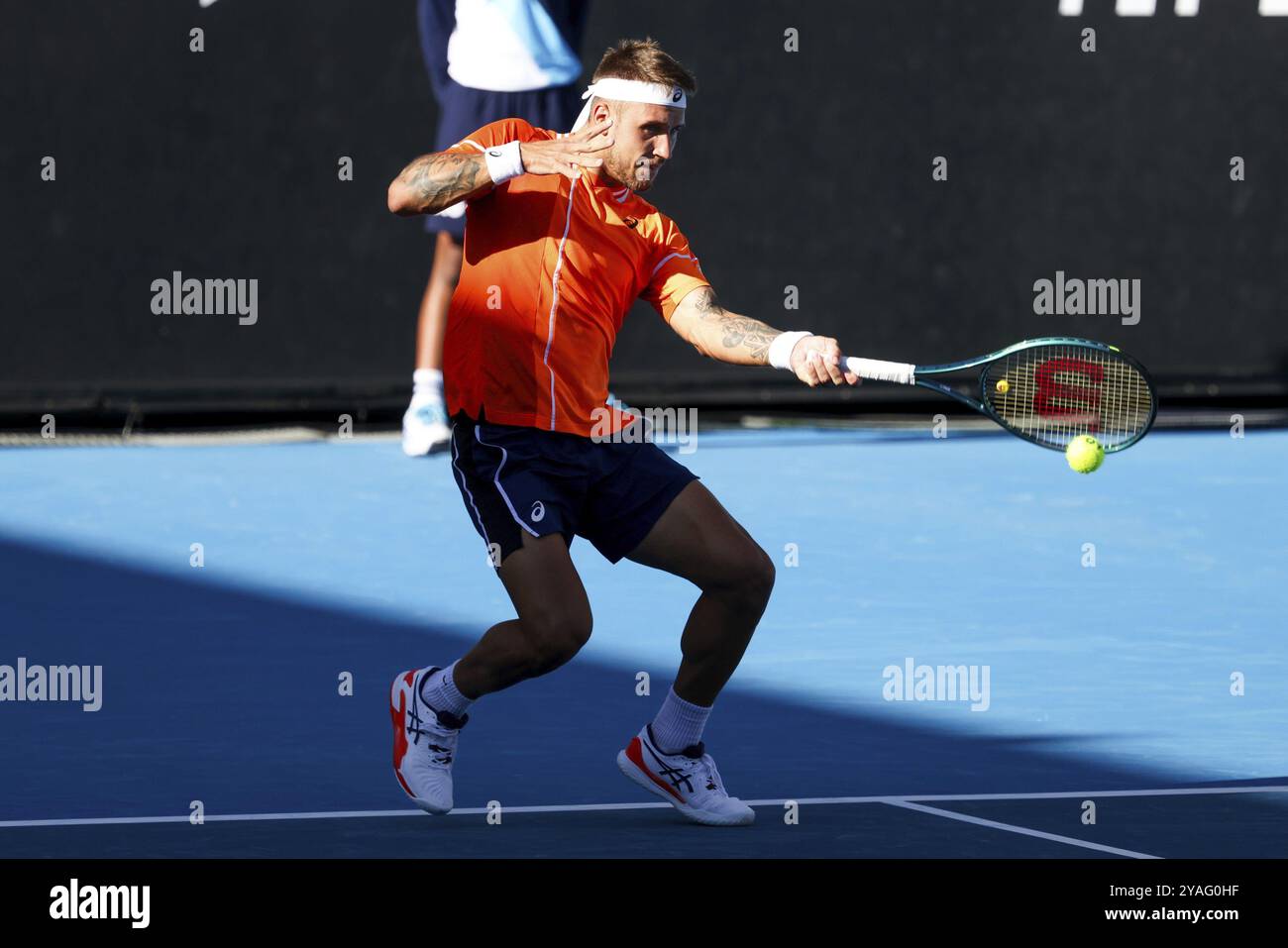 MELBOURNE, AUSTRALIE, 11 JANVIER : Alex Molcan, de Slovaquie, en route pour battre John Millman, d’Australie, en qualification devant le O australien 2024 Banque D'Images